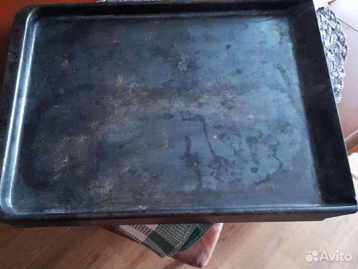 Противень и разные предметы для дома