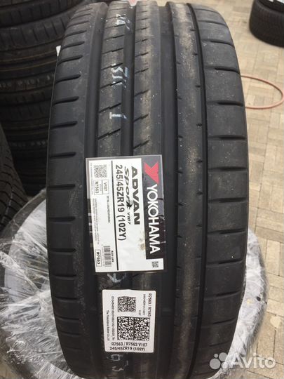 Yokohama Advan Sport V107 245/45 R19 и 275/40 R19 107Y
