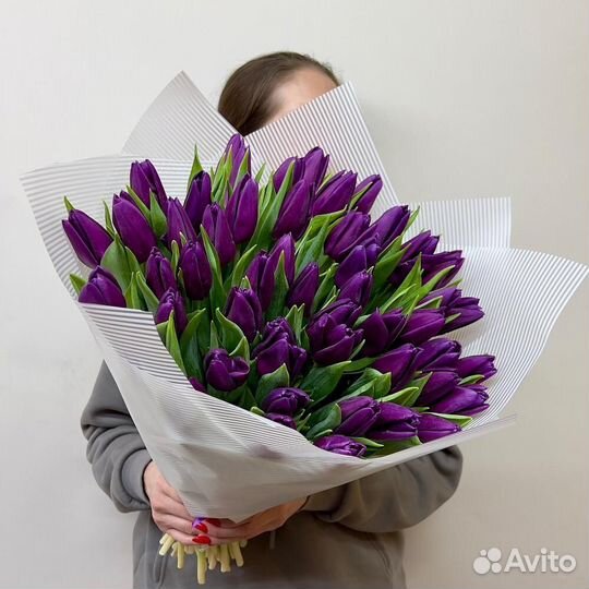 Букет из 51 фиолетового тюльпана