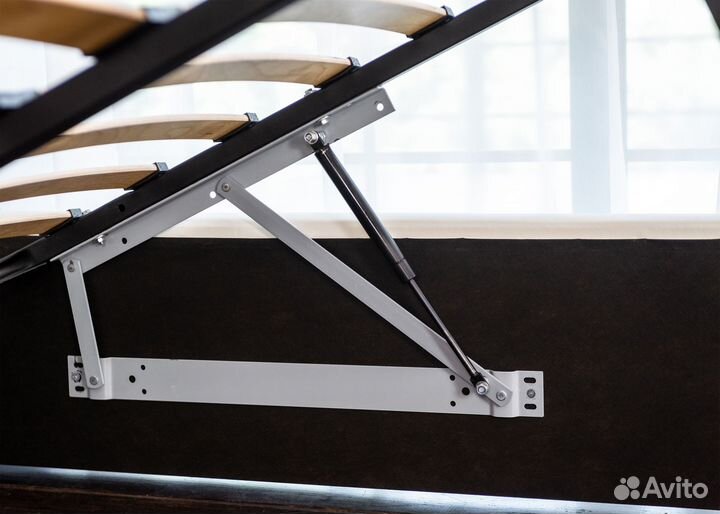 Кровать с подъемным механизмом