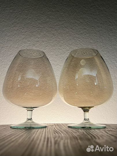 Пара коньячных бокалов