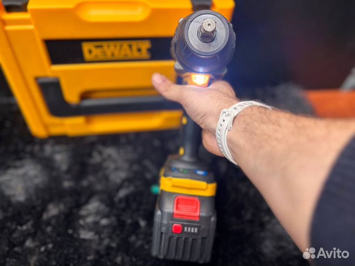 Гайковерт аккумуляторный 700нм, dewalt