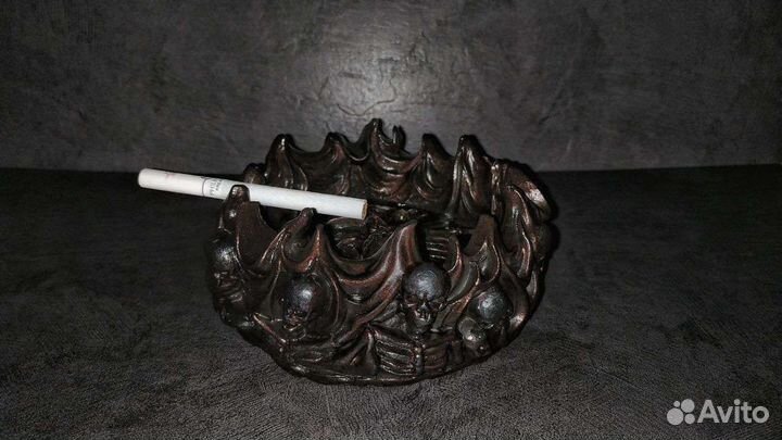 Пепельница ручной работы с черепами