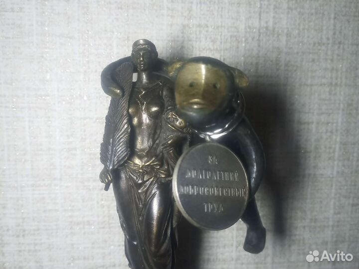 Бронзовая статуэтка высшей степени награды