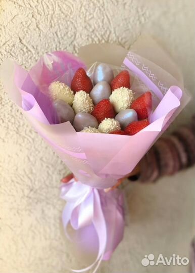 Композиция из ягод в шоколаде