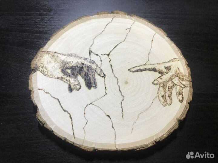 Картина на спиле дерева «Сотворение Адама»