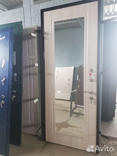 Дверь из металла с зеркалом и панелью мдф