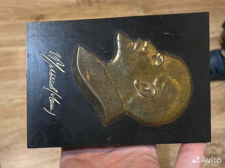 Барельеф Ленин