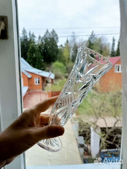 Маленькая хрустальная вазочка