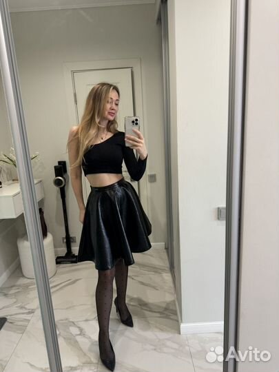 Юбка из лаковой кожи