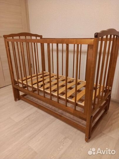 Детская кроватка с маятником