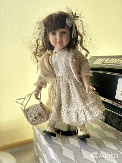 Кукла фарфоровая на подставке