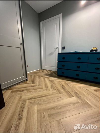 Укладка ламината, монтаж плинтуса