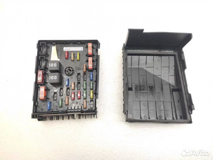 Блок предохранителей под капот Volkswagen Passat