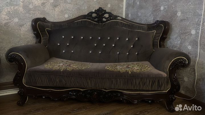 Диван бу, холл