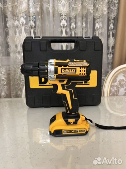 Шуруповерт dewalt с набором инструментов