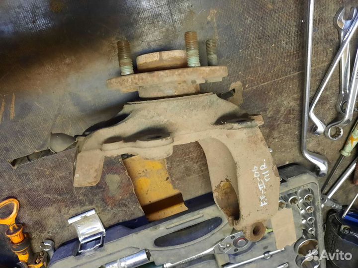 Поворотный кулак правый Ford Focus 2