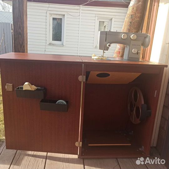 Швейная машинка Чайка 142м