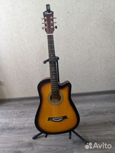 Гитара в комплекте с подставкой и тюнером
