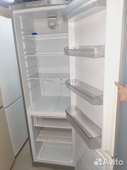 Холодильник Hotpoint-Ariston серебристый 185см