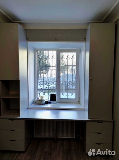 Рабочая зона в углу у окна