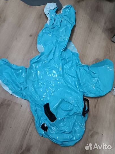 Надувной дельфин и жилет