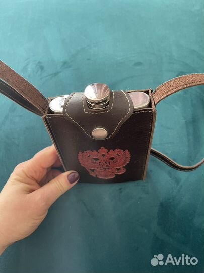 Фляжка в кожаном чехле