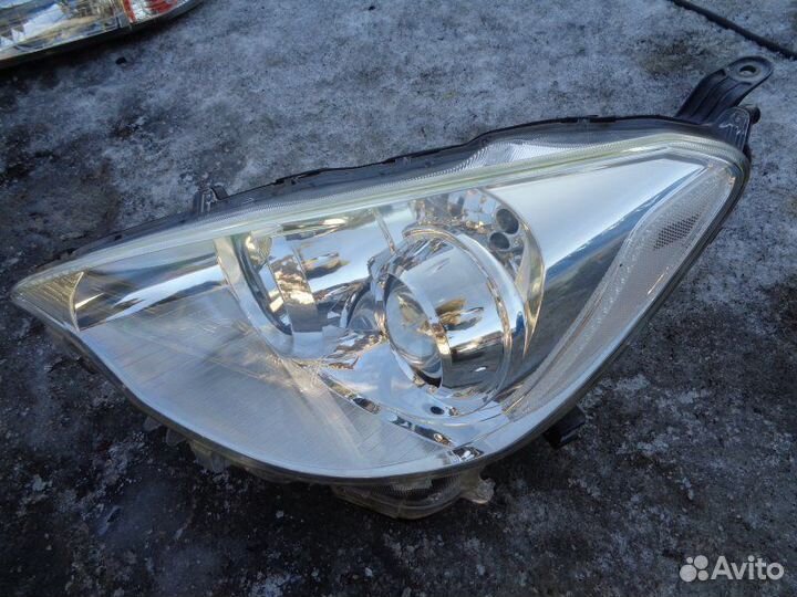 Фара левая Toyota Aqua NHP10 2012