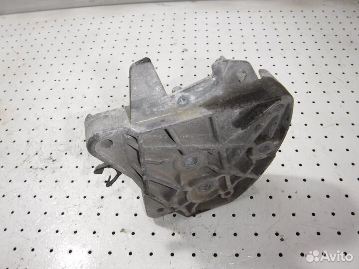 Кронштейн кпп Opel Astra H