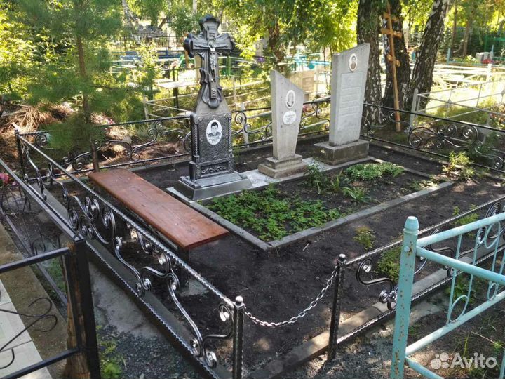 Памятник крест на могилу надгробия из камня