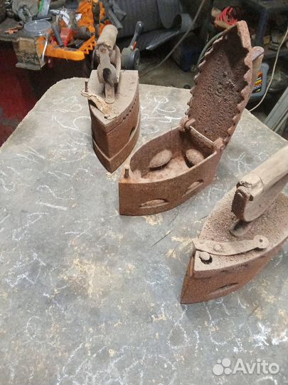 Старинный утюг на углях