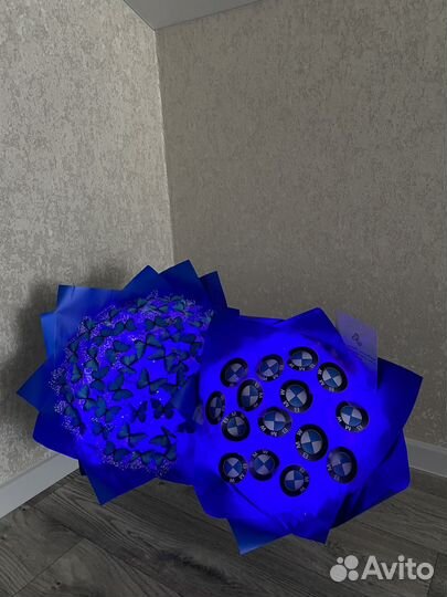 Букеты и коробки с бабочками к 8 марта