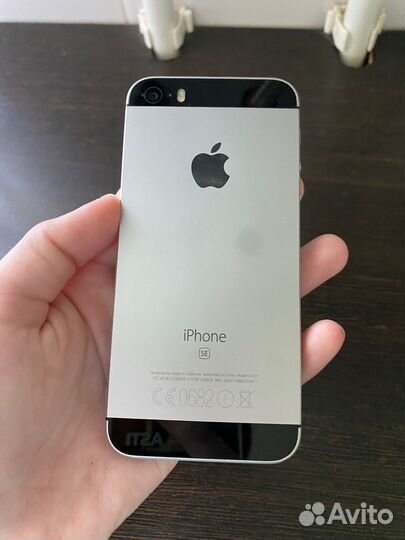 Телефон iPhone SE