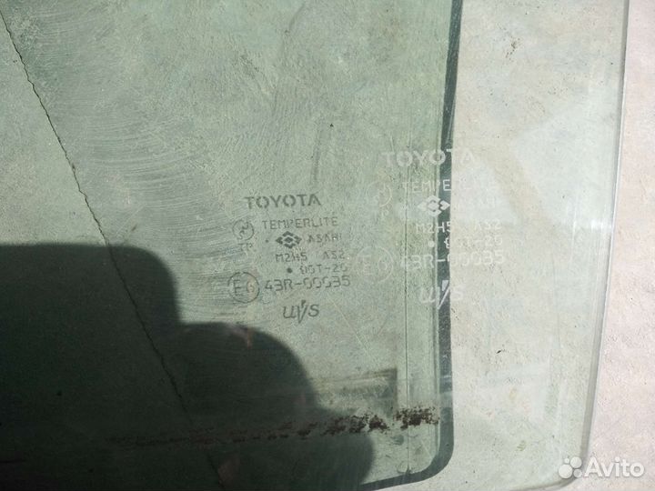 Стекло передней левой двери Toyota Camry 40