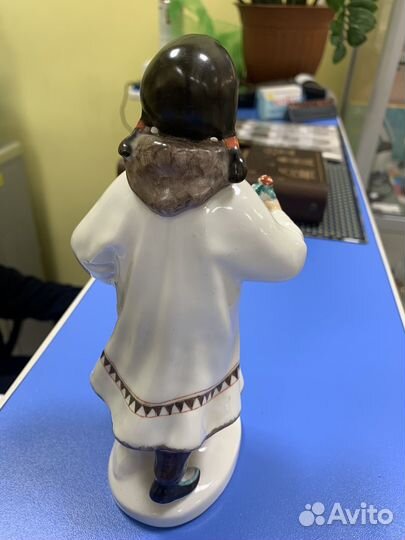 Статуэтка якутка с цветком