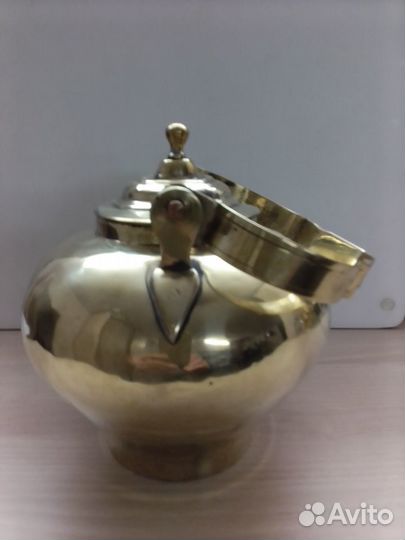 Старинный латунный чайник, в форме 