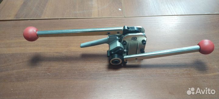 Устройство для обвязки грузов металлической лентой