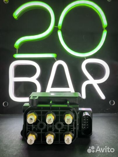 Блок клапанов пневмоподвески Mercedes-Benz S W221