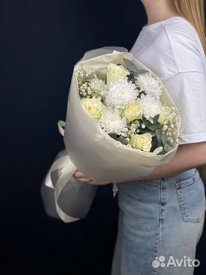 Букет роз с хризантемой