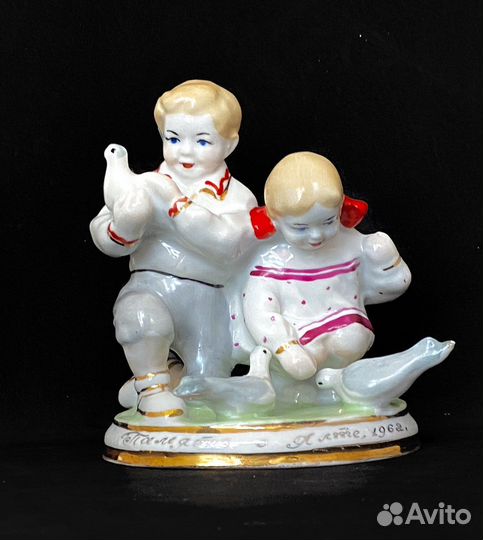 Статуэтка Дети кормят голубей