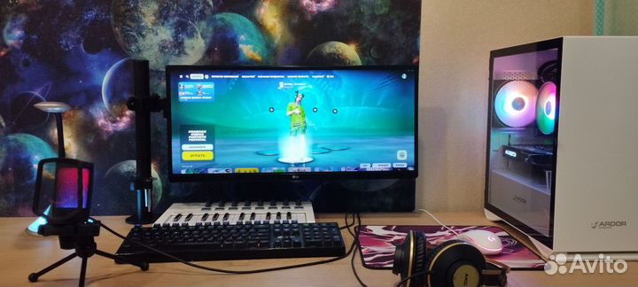 Игровой монитор с кронштейном