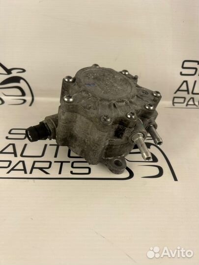 Насос вакуумный Volkswagen Passat B6 2.0 BMR 2009