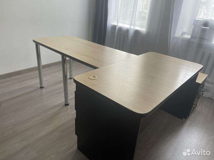 Стол руководителя с брифингом