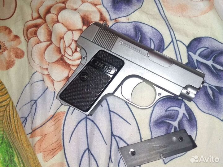 Металлический пистолет