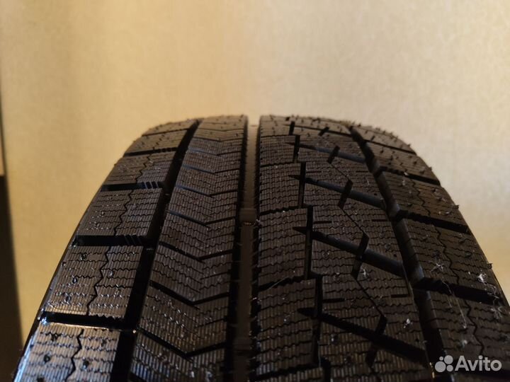 Bridgestone Blizzak VRX 225/40 R18