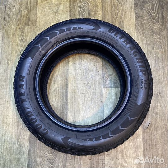 Goodyear Ultragrip Ice Arctic 215/60 R16