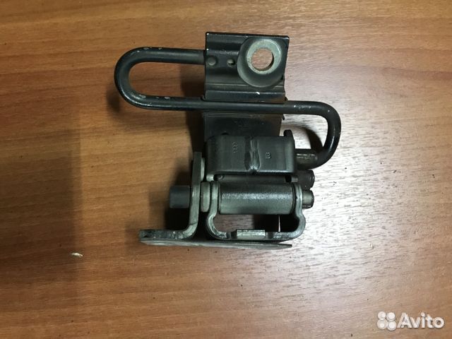 Петля двери Audi A4 8E0831412E правая передняя