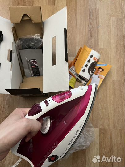 Утюг redmond RI-C262, бордовый