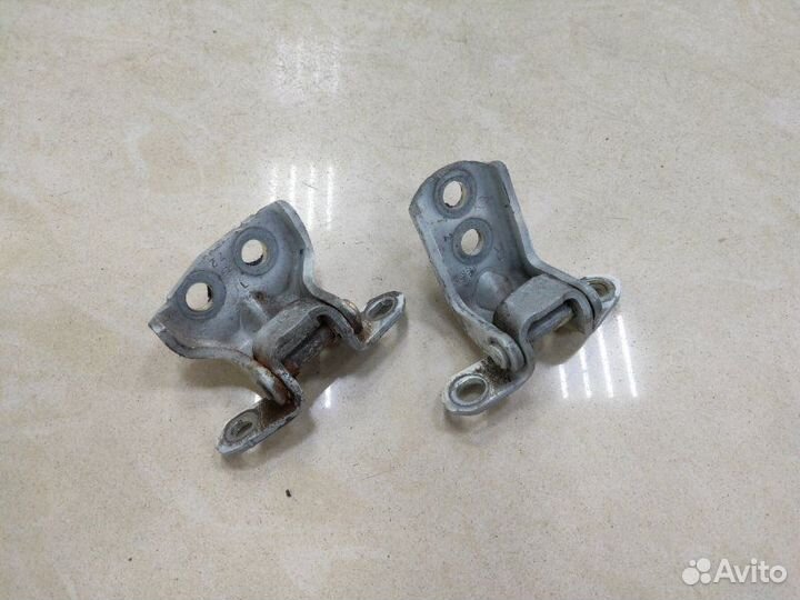 Петля двери передняя левая Nissan Qashqai Vi