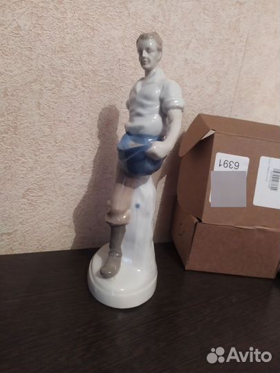 Фарфоровая статуэтка германия сеятель без руки
